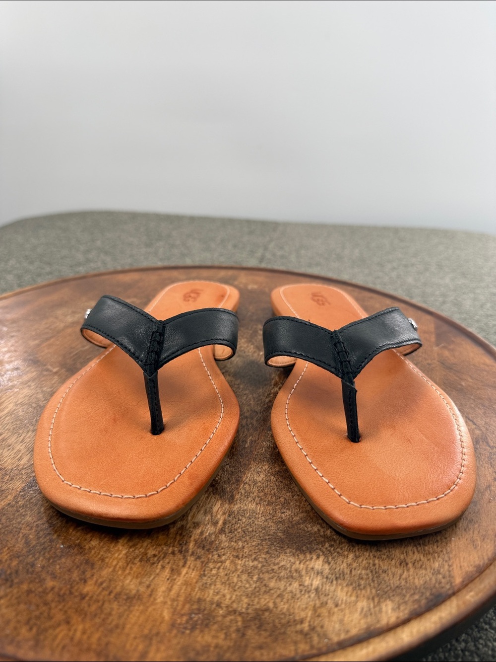 UGG Sandals Wm 8 Carey Black Leather Thong Flip Flops Summer Vacation - Picture 2 of 12